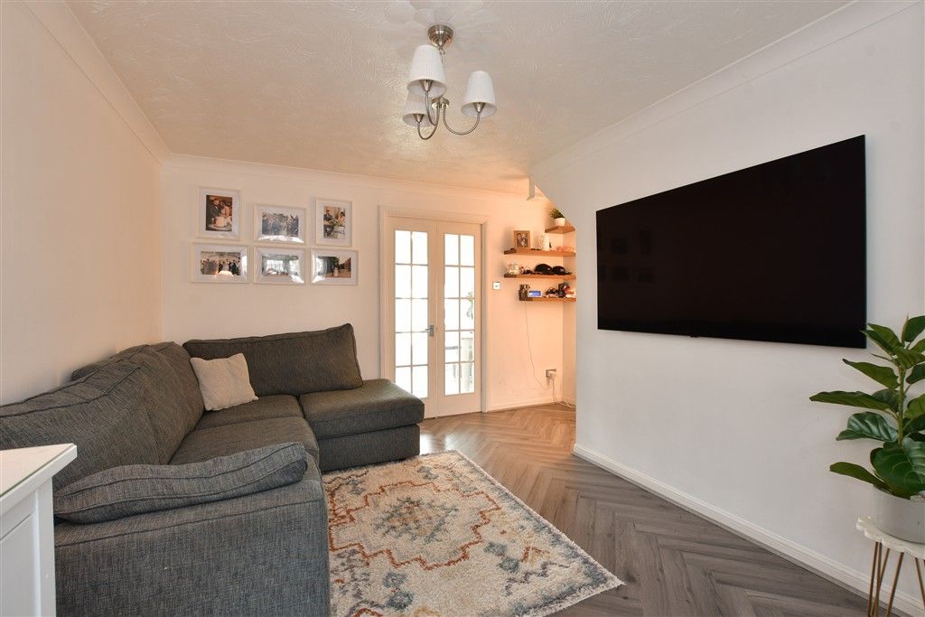 Property photo 3 of 11 Lounge