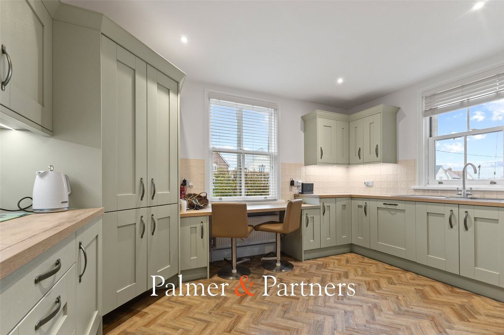 Property photo 2 of 43 Picture No. 11