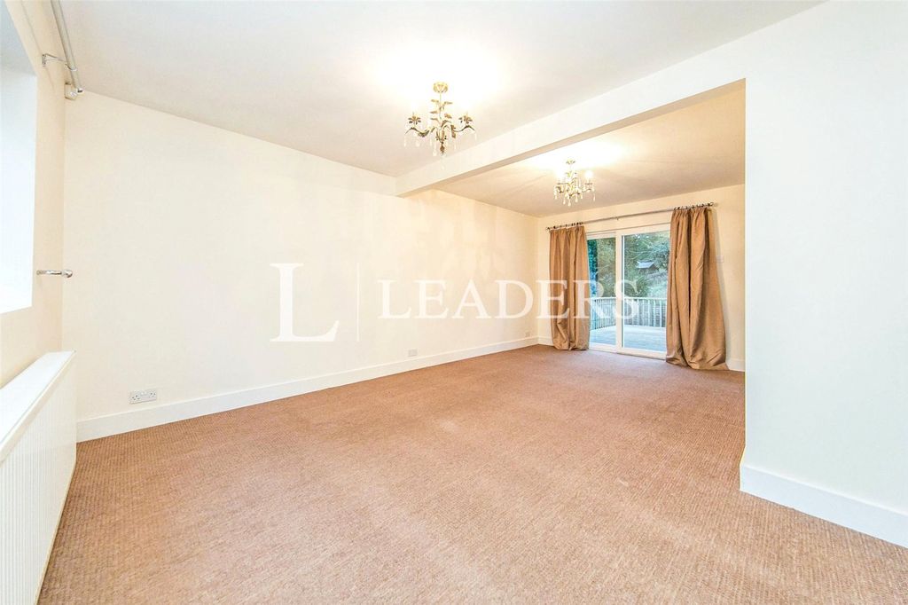 Property photo 3 of 12 Ed124E74-d548-413E-9