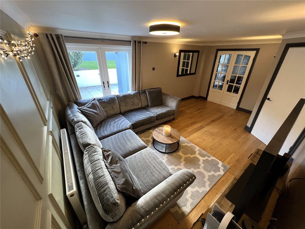 Property photo 3 of 18 Lounge