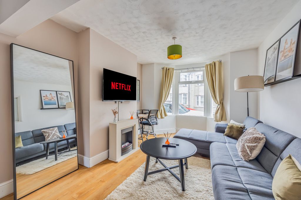 Property photo 1 of 26 Living Room