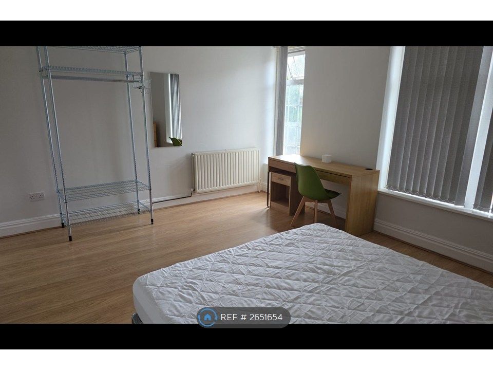 Property photo 2 of 8 Front Large Bedroom