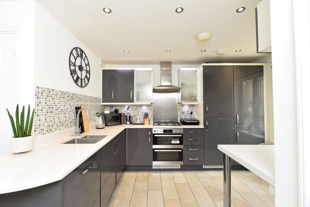 Property photo 3 of 22