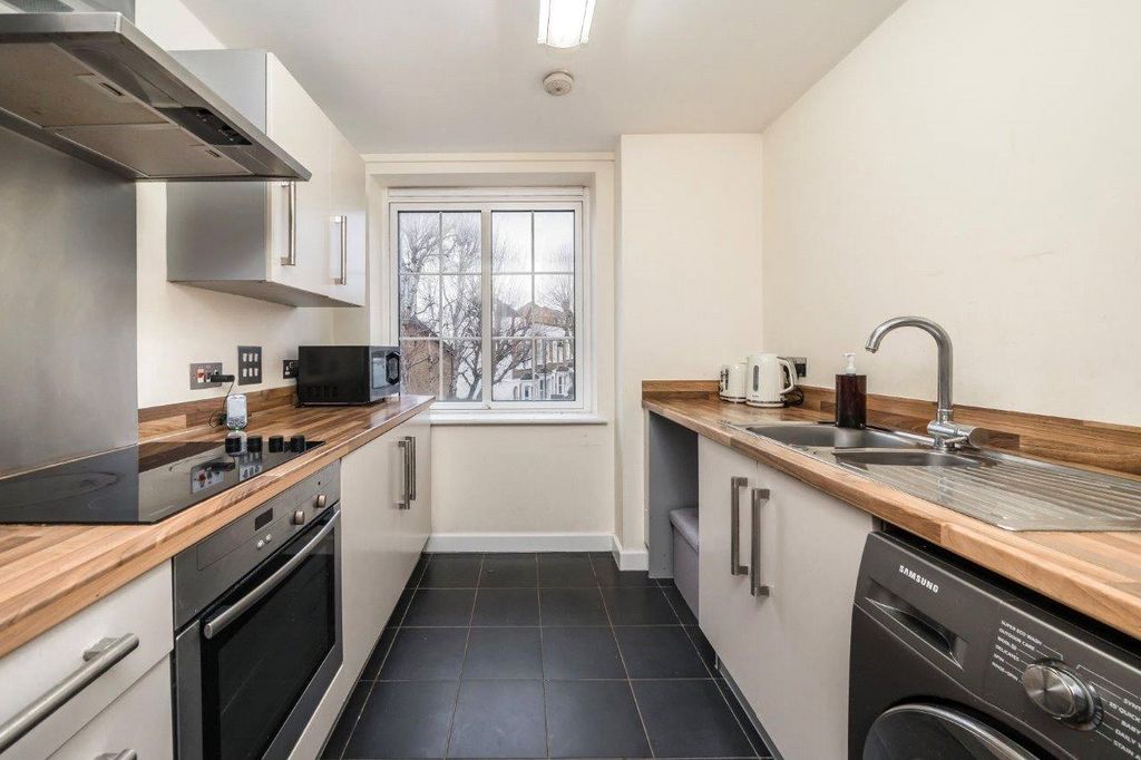 Property photo 3 of 7 Kitchen