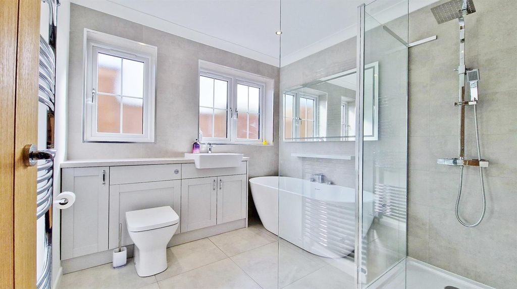 Property photo 3 of 19 Bathroom