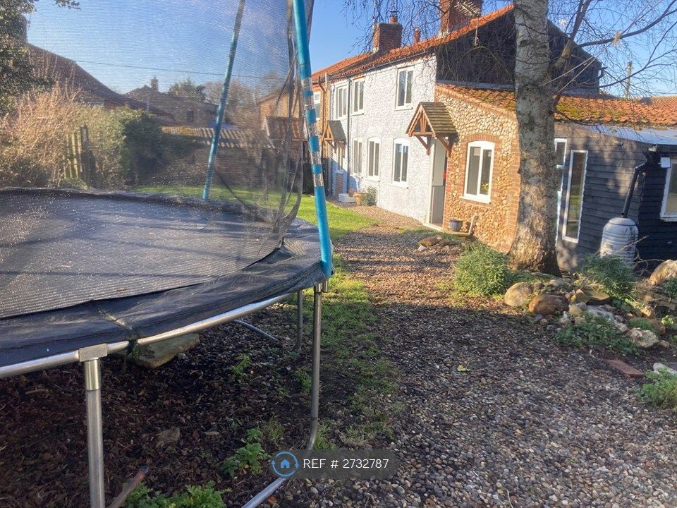 Property photo 2 of 14 Trampoline And Garden