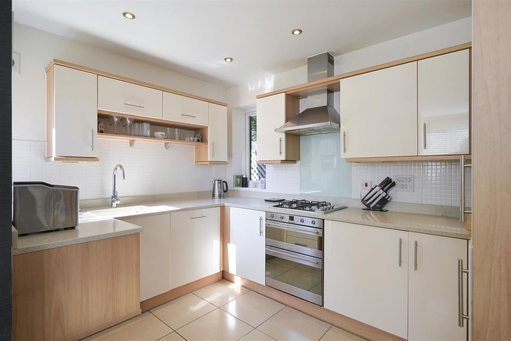 Property photo 2 of 26 Roundburrow Close, 18 (27).Jpg