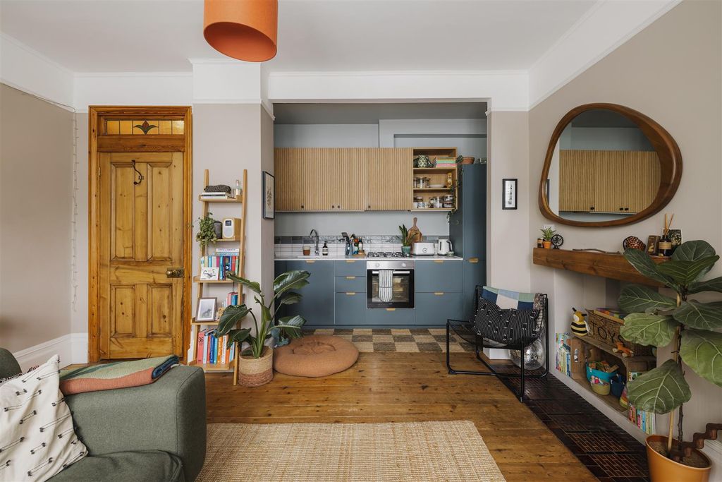 Property photo 3 of 30 Chadwick Road, E11