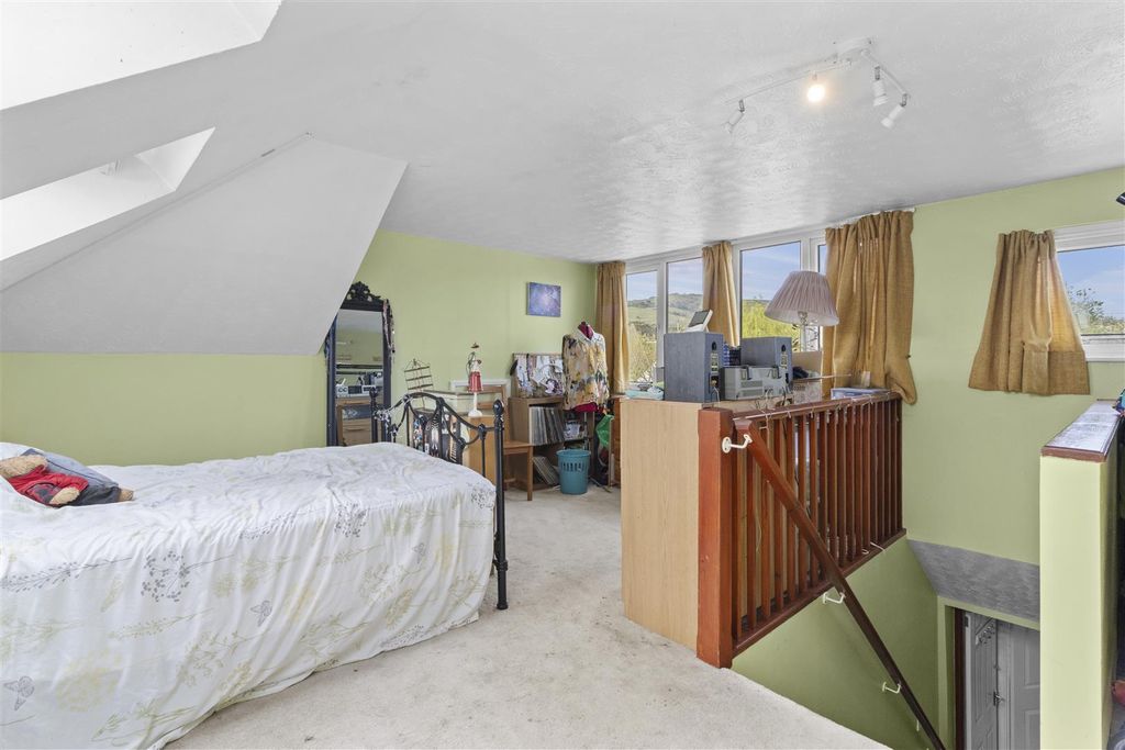 Property photo 3 of 31 Main Bedroom