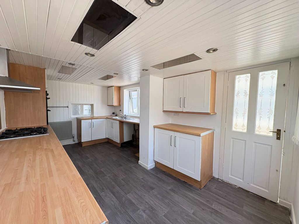 Property photo 3 of 32