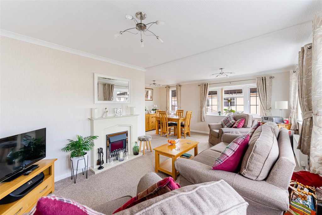 Property photo 2 of 14 Lounge/Diner