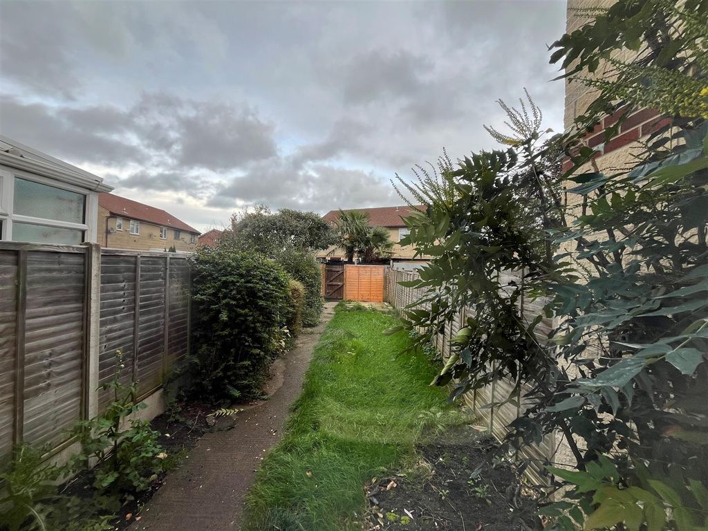 Property photo 3 of 10 Garden