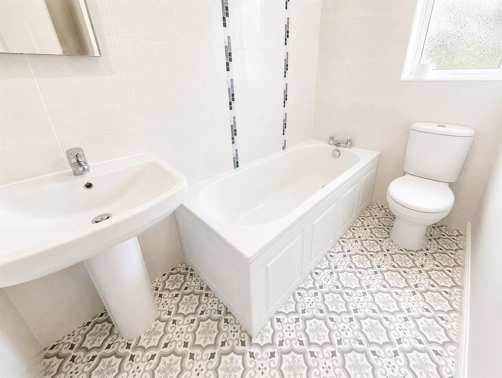 Property photo 2 of 11 Bathroom