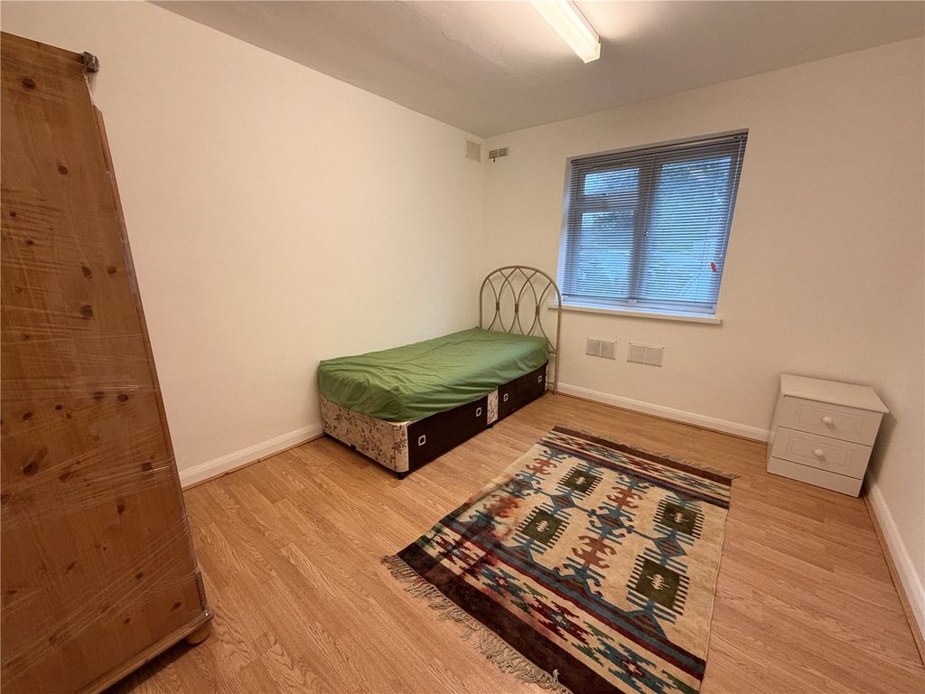 Property photo 2 of 6 Bedroom