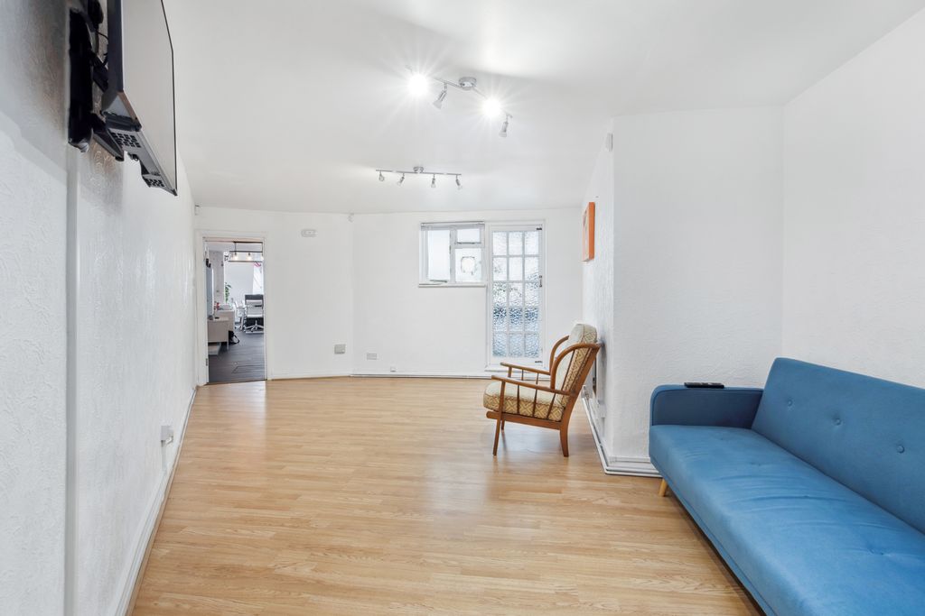 Property photo 3 of 10 1703202516_Ptime_88B Belsize Lane _Nw3 5Be_003