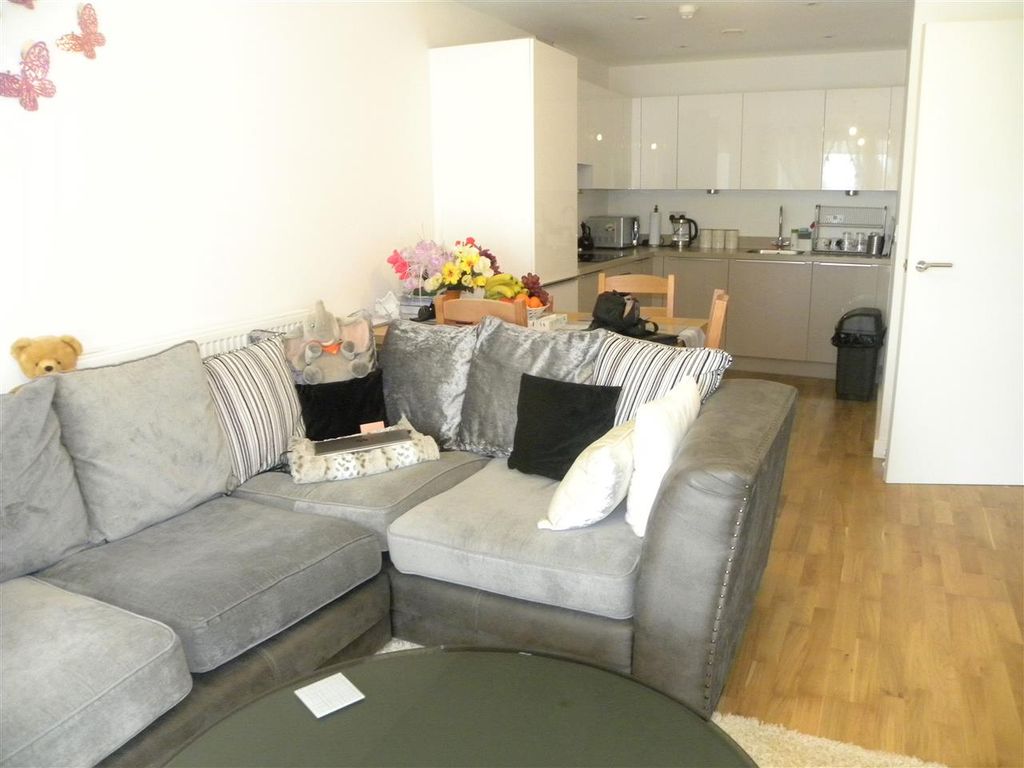 Property photo 3 of 8 Lounge