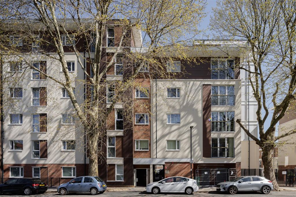 Property photo 3 of 16 Coleman Fields, N1