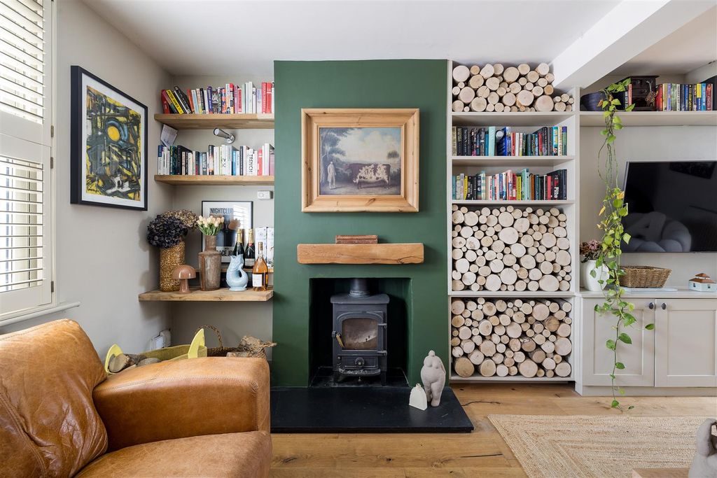 Property photo 2 of 24 Barclay Road E17