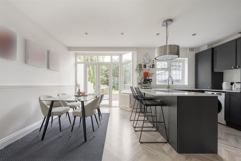Property photo 1 of 26 Brackley Square, Ig8