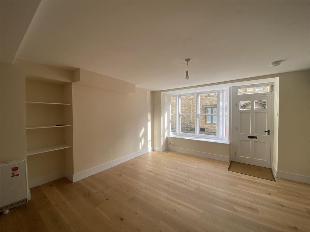 Property photo 3 of 6 Lounge Area