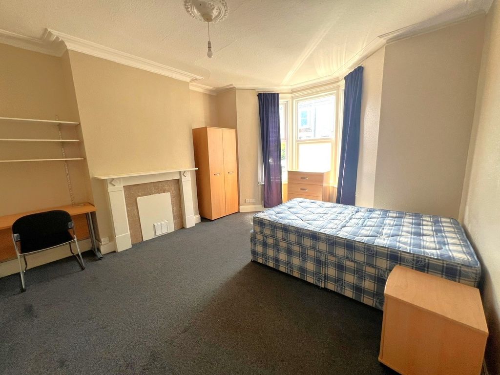 Property photo 2 of 18 Bright Single Bedroom With A Bay Window Letting In...