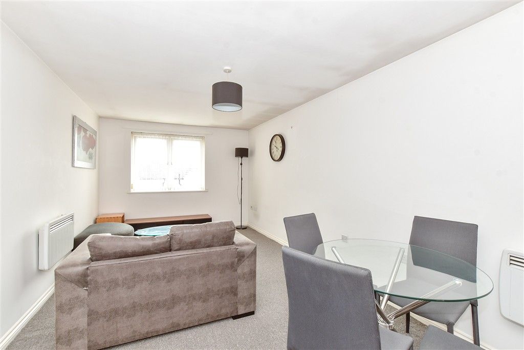 Property photo 1 of 8 Lounge