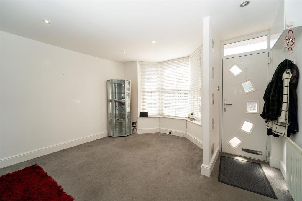 Property photo 2 of 16 005-52 Malden Road.Jpg