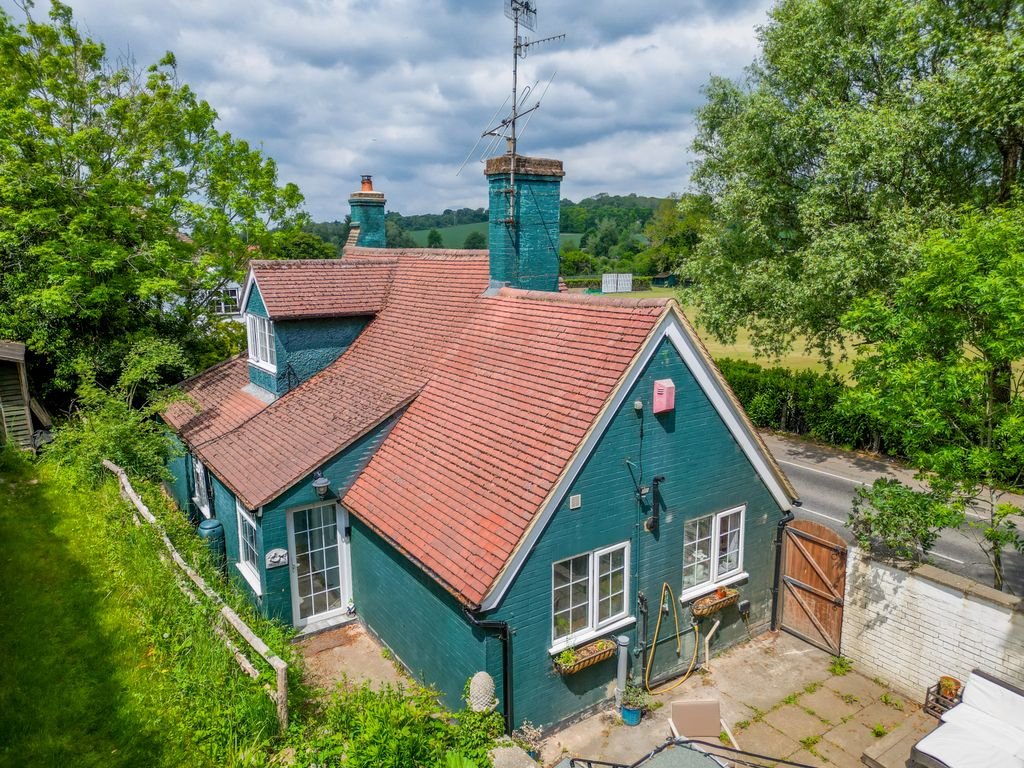 Property photo 1 of 32 Tring Road, Northchurch, Berkhamsted