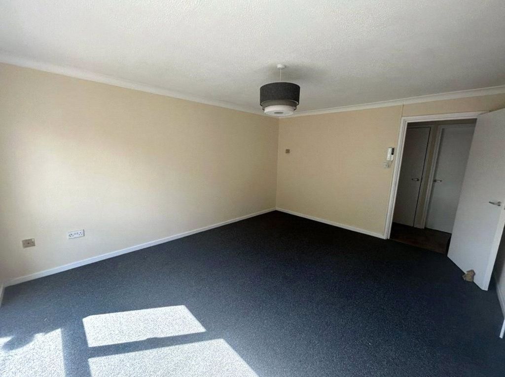 Property photo 3 of 8 Lounge