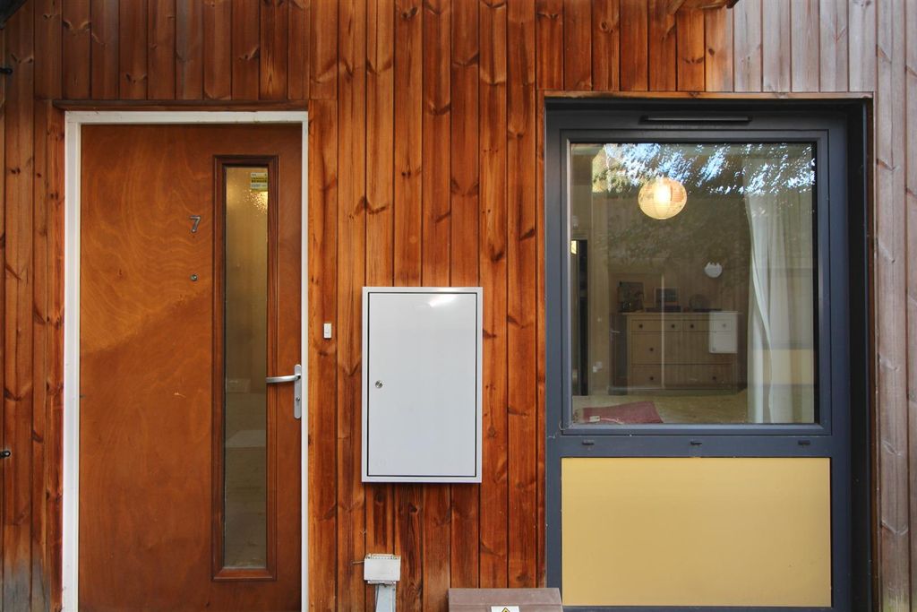 Property photo 3 of 21 Saxony Court, E5