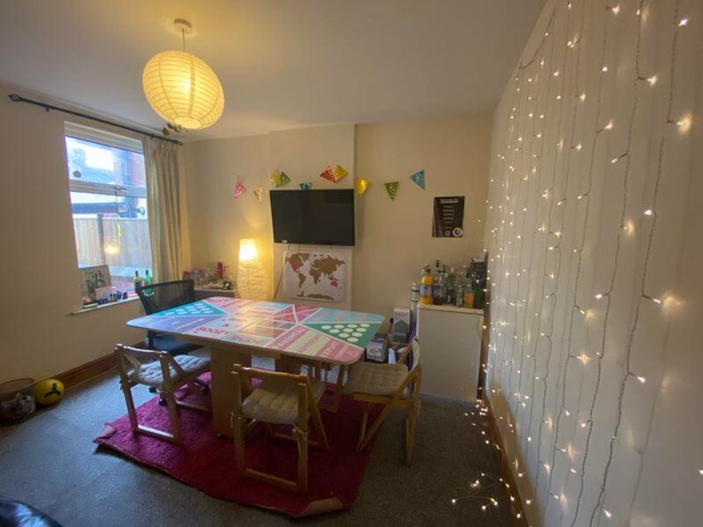 Property photo 1 of 10 A Spacious And Inviting Large Modern Living Room W...