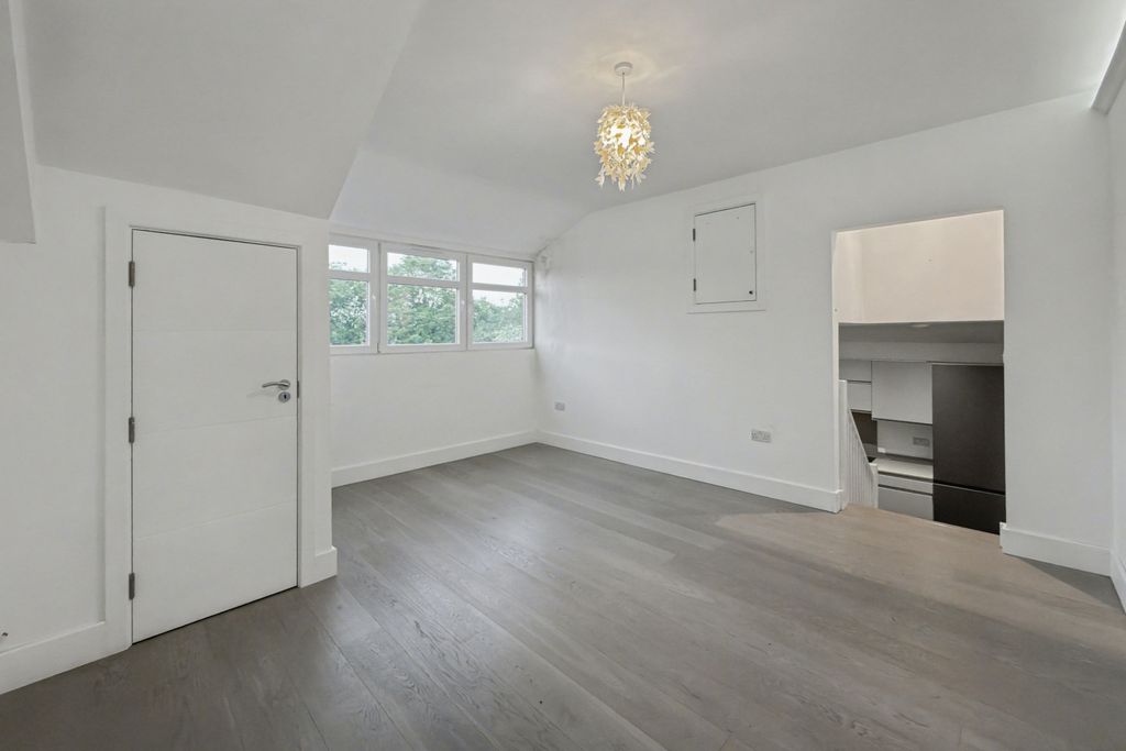Property photo 3 of 15 Flat D, 40 Great North Road, Highgate, London, N6 4Lu