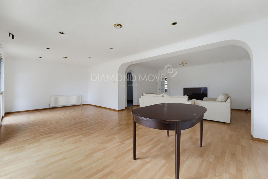 Property photo 3 of 17 Photo 8