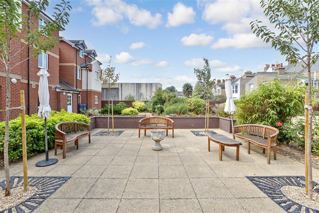 Property photo 2 of 14 Communal Gardens