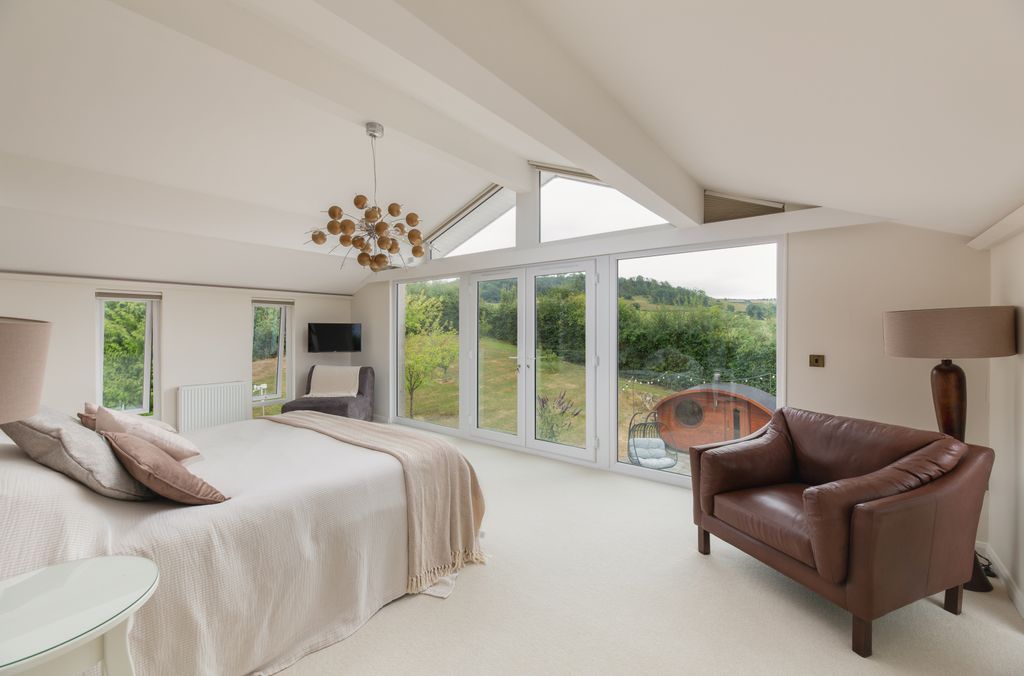 Property photo 3 of 19 Main Bedroom