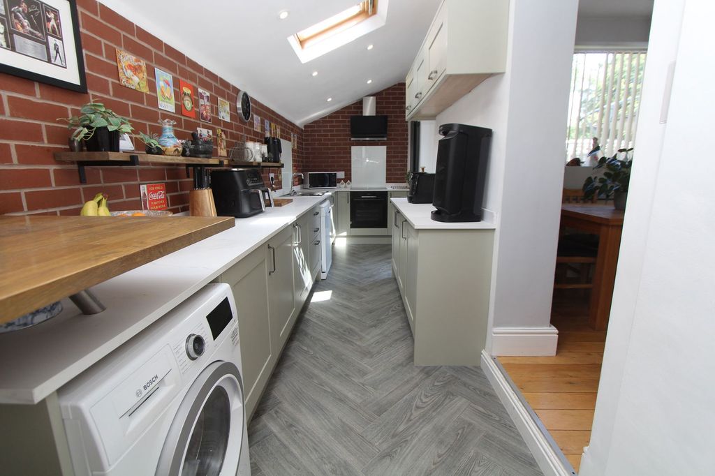 Property photo 2 of 27