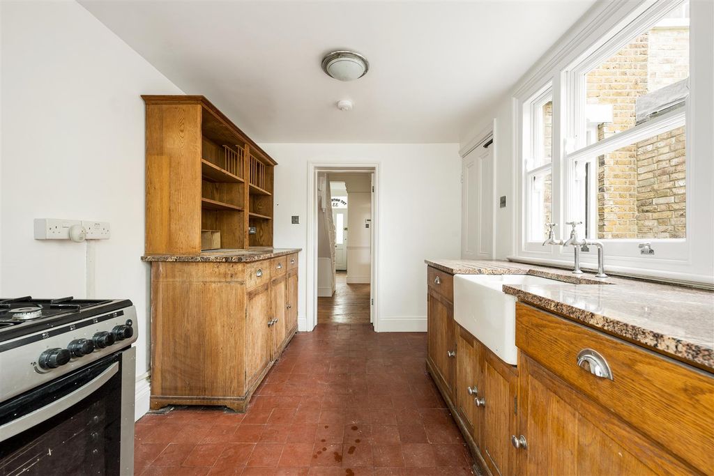 Property photo 3 of 39 Gloucester Road, E17