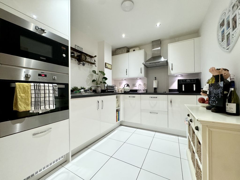 Property photo 2 of 11 Kitchen