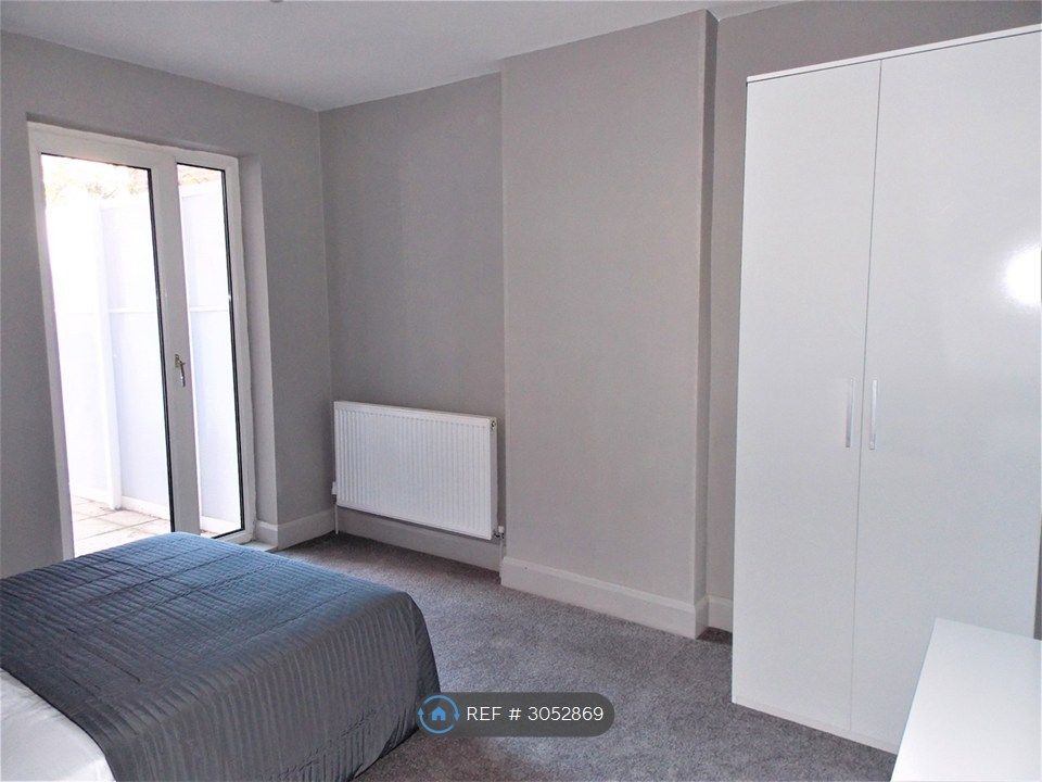 Property photo 3 of 7 Room 2