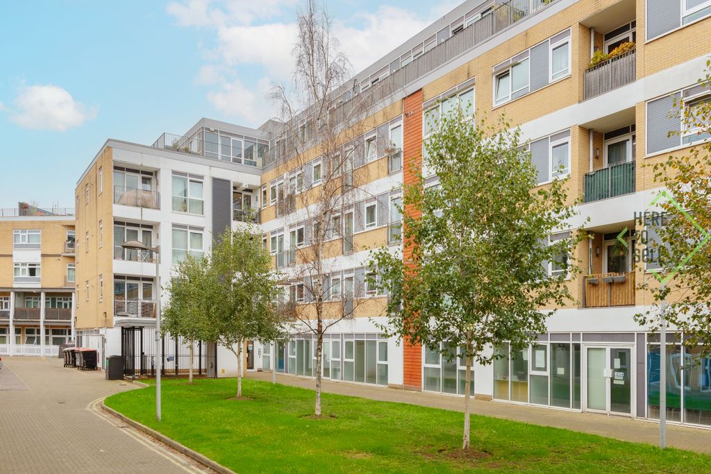 Property photo 1 of 16 Hacon Square Hi-16