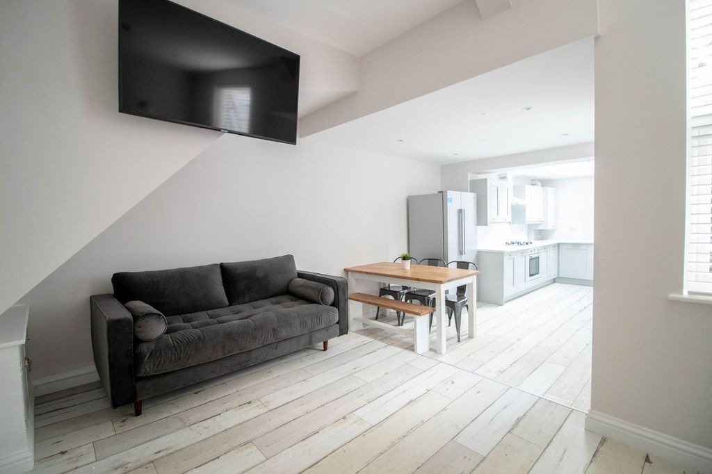 Property photo 1 of 32 A Modern, Spacious Living Room With A Large Flat-S...