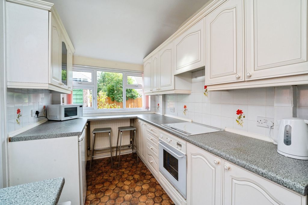 Property photo 3 of 17 Kitchen