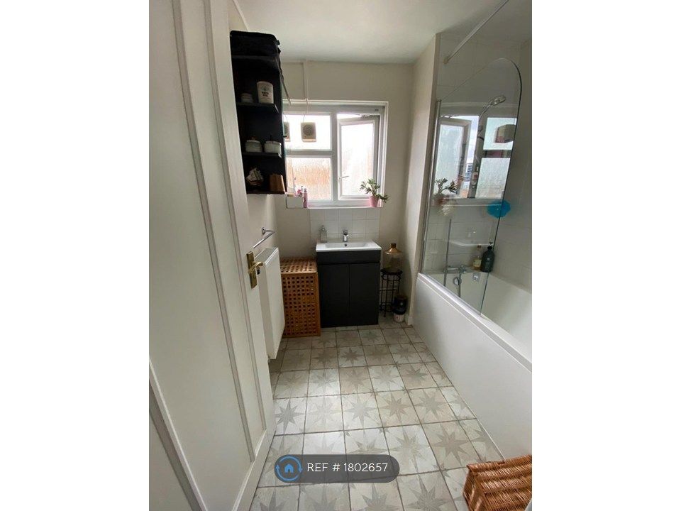 Property photo 2 of 9 Bathroom