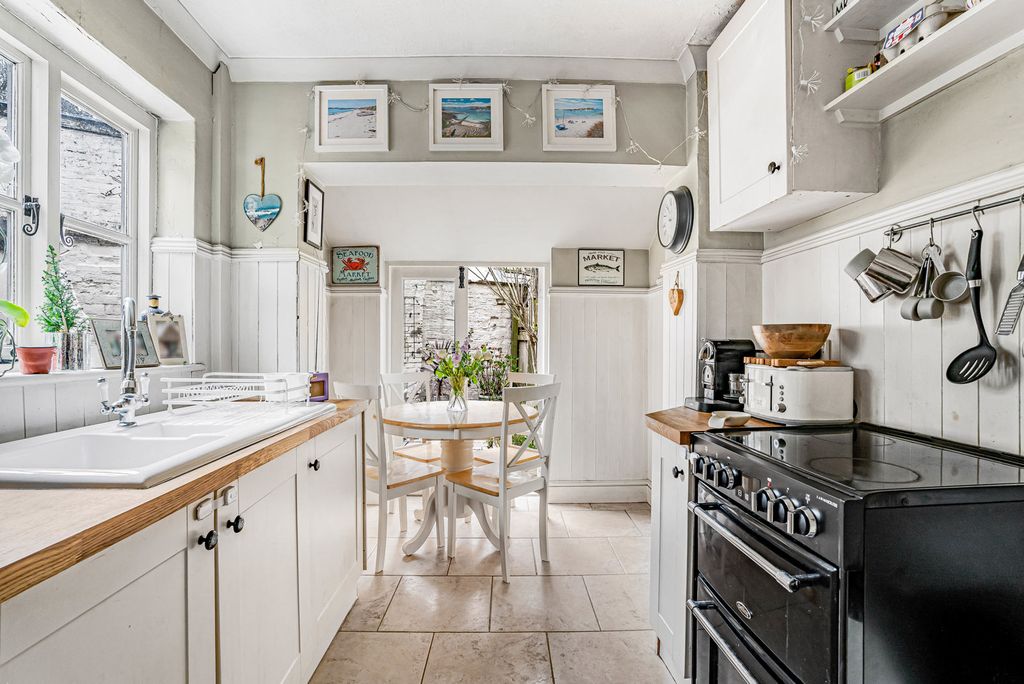 Property photo 3 of 18 Kitchen