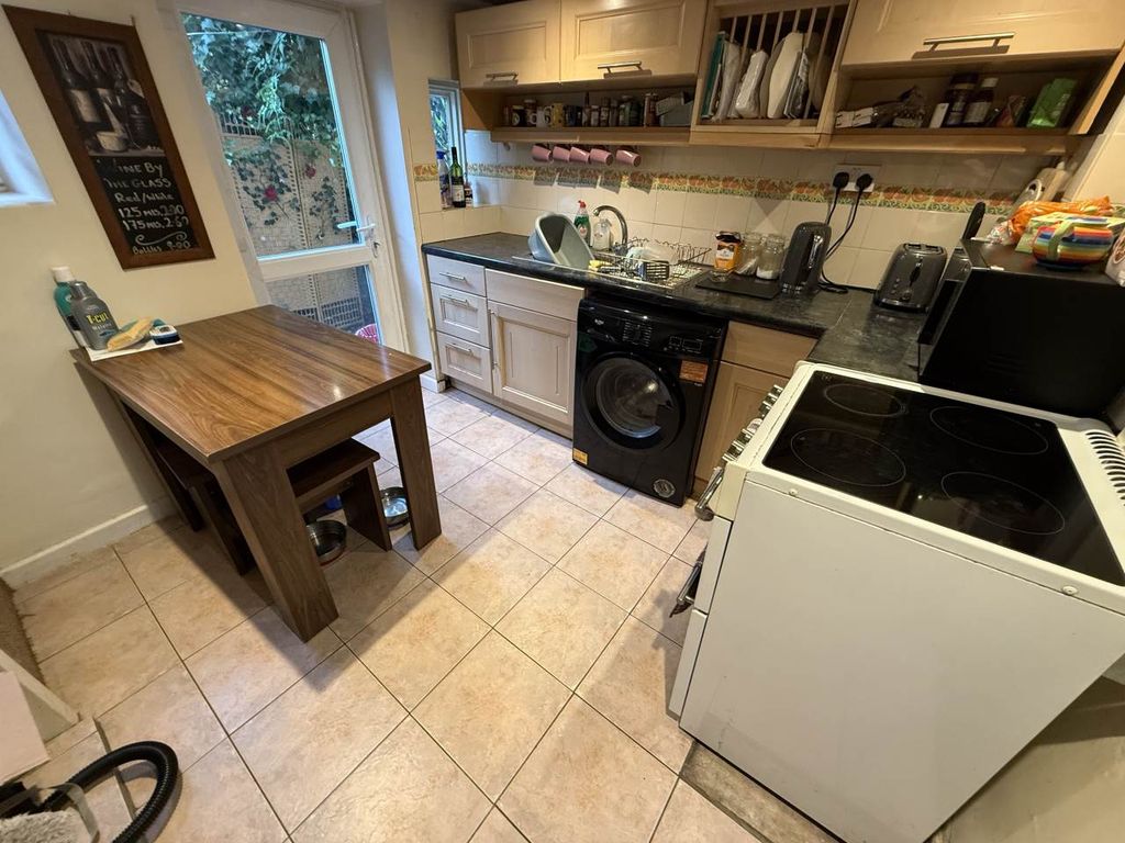 Property photo 2 of 8 Kitchen (1)