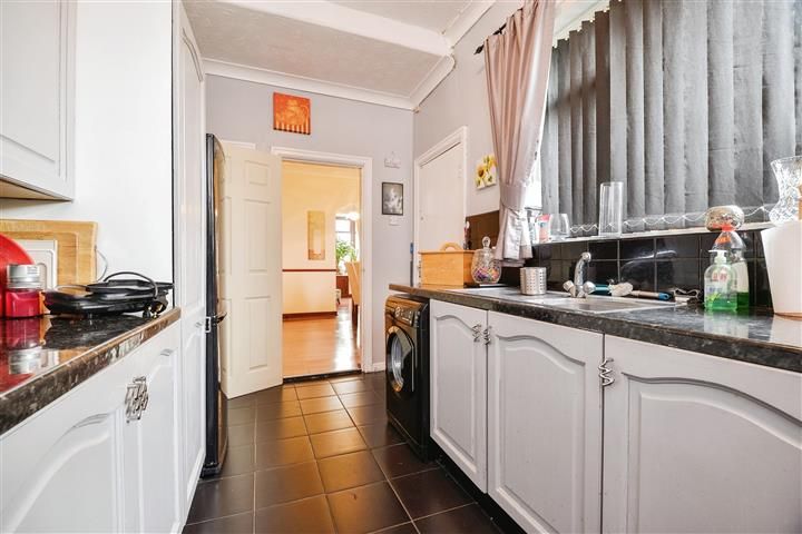Property photo 3 of 8 Kitchen