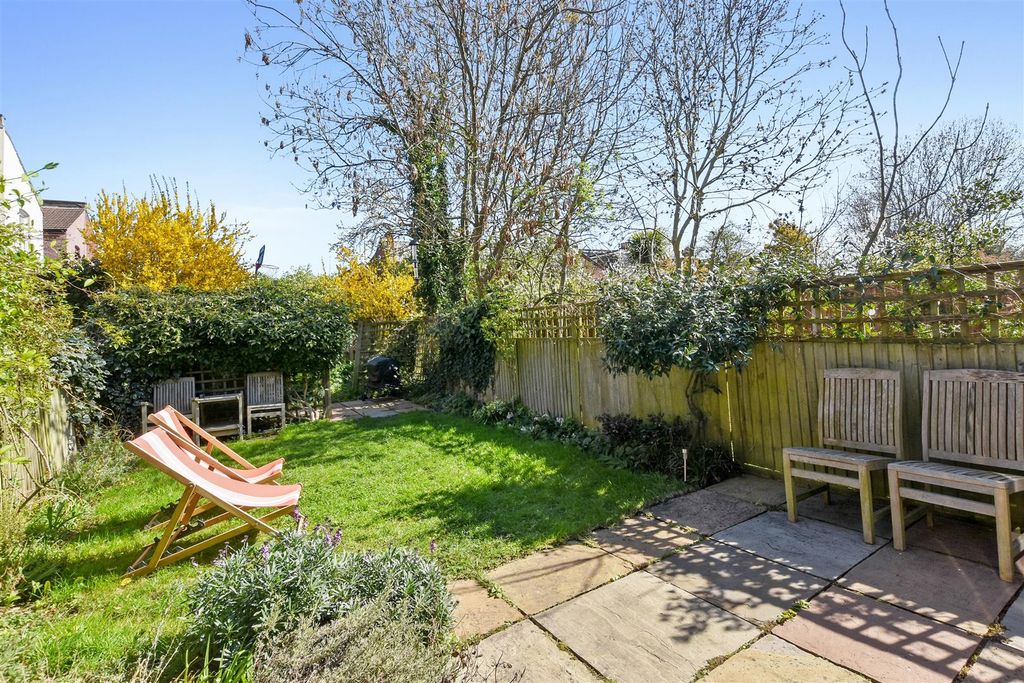 Property photo 2 of 15 09-Bad6Gcwt - Flat A 27 Leghorn Road - Gadren -Ori