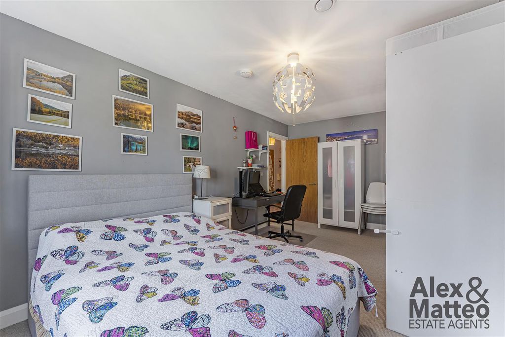 Property photo 3 of 21 Silwood Street
