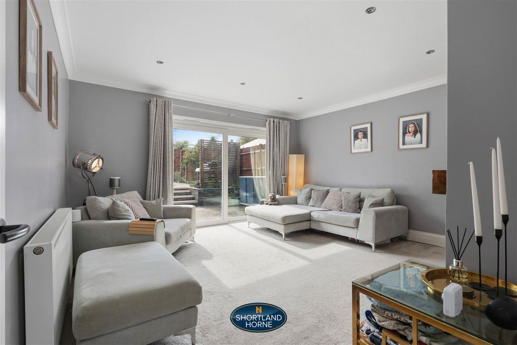 Property photo 2 of 38 17 Holly Walk (10 Of 46).Jpg