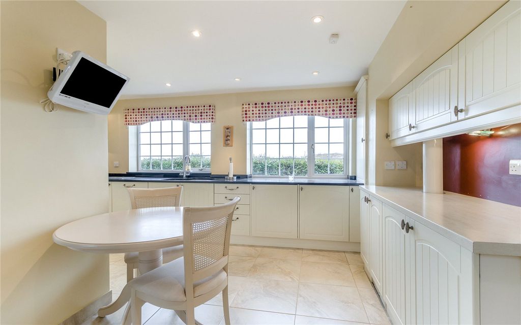 Property photo 3 of 20 Kitchen